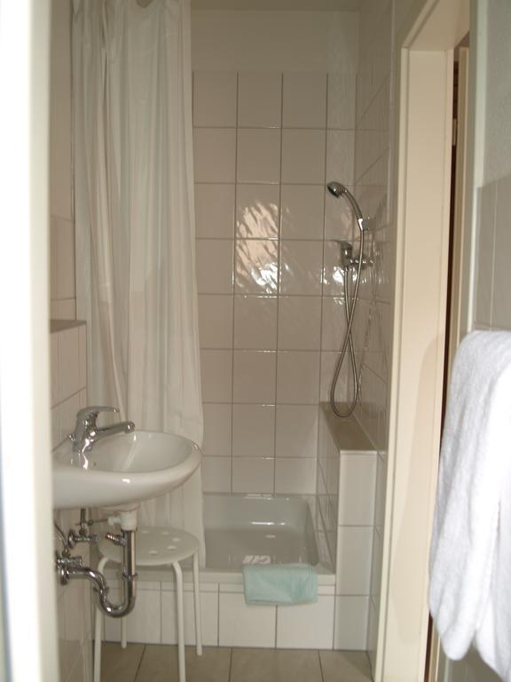 Gaestehaus In Der Gotthardtstrasse Erfurt Ruang foto
